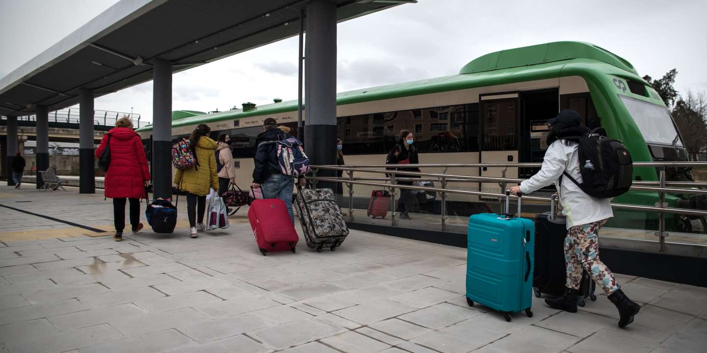 Em Badajoz, junto à fronteira entre Espanha e Portugal, dezenas de refugiados ucranianos apanham por fim, o último comboio da sua viagem. Percorreram a Europa inteira para chegarem a Portugal, mas antes de entrarem no último comboio desta jornada, são recebidos em Badajoz pela Cruz Vermelha e dezenas de apoiantes. Ficam neste espaço, coordenado pela instituição da Cruz Vermelha, que lhes dá de comer e os ajuda em qualquer necessidade básica, enquanto esperam cerca de 03:30h pelo próximo comboio. Umas famílias têm quem os espere do outro lado da linha, outras vão à descoberta e ainda existem famílias, que por terem várias crianças, preferem dormir num centro residencial em Badajoz criado para o efeito, descansar, e partir no dia seguinte. A guerra entre a Rússia e a Ucrânia já dura à cerca de 1 mês. 24 de Março de 2022 Badajoz, Espanha TOMÁS SILVA/OBSERVADOR