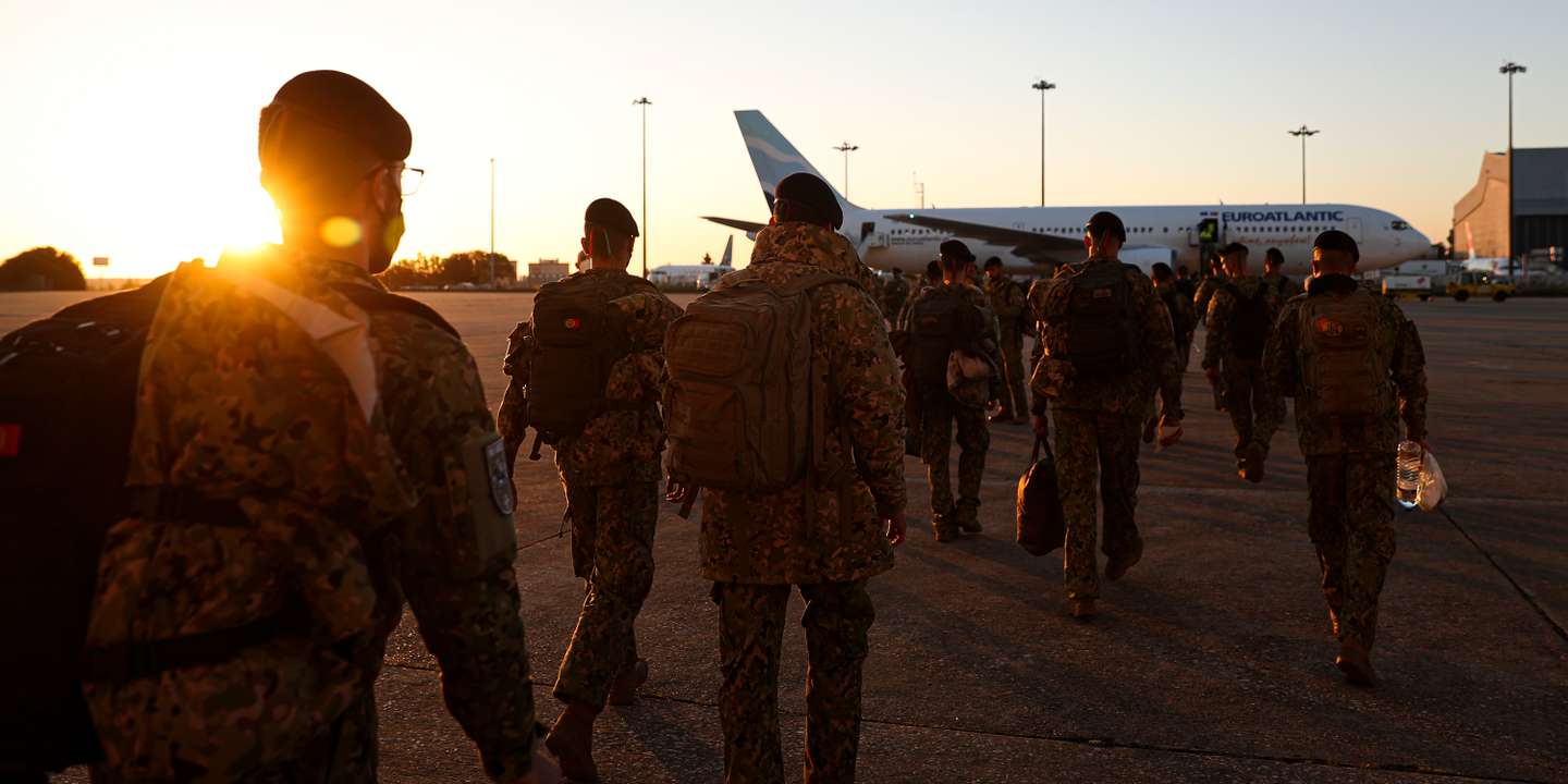 O Presidente da República, Marcelo Rebelo de Sousa e a Ministra da Defesa Nacional Helena Carreiras, na partida no Aeroporto de Figo Maduro, dos militares da primeira força nacional destacada para a Roménia devido ao conflito na Ucrânia. Esta força integra 221 militares, sendo 201 da companhia de atiradores (reforçada com um módulo de defesa antiaérea, um módulo de conjunto de informações e um módulo de apoio) e 20 da equipa de operações especiais. Lisboa, 15 de Abril de 2022. FILIPE AMORIM/OBSERVADOR