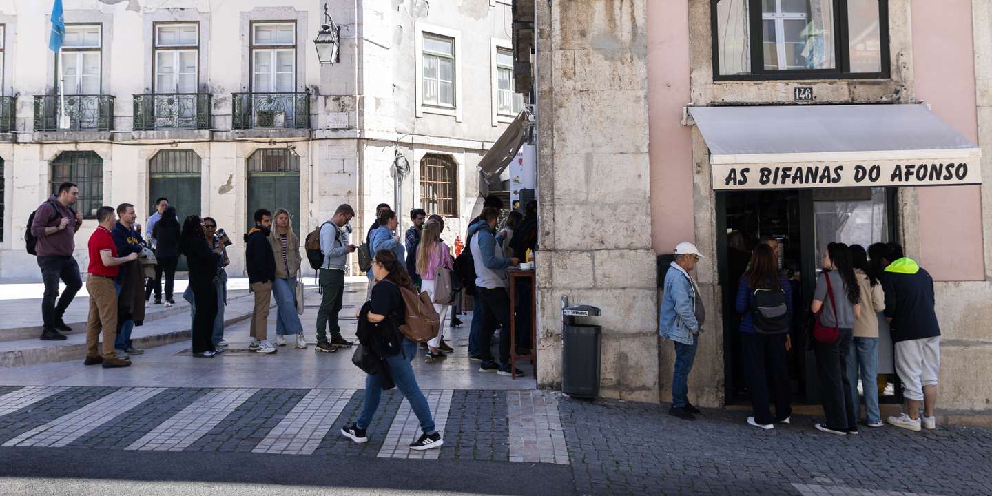 Ao 12h00, as Bifanas do Afonso já têm uma fila de turistas e habituais