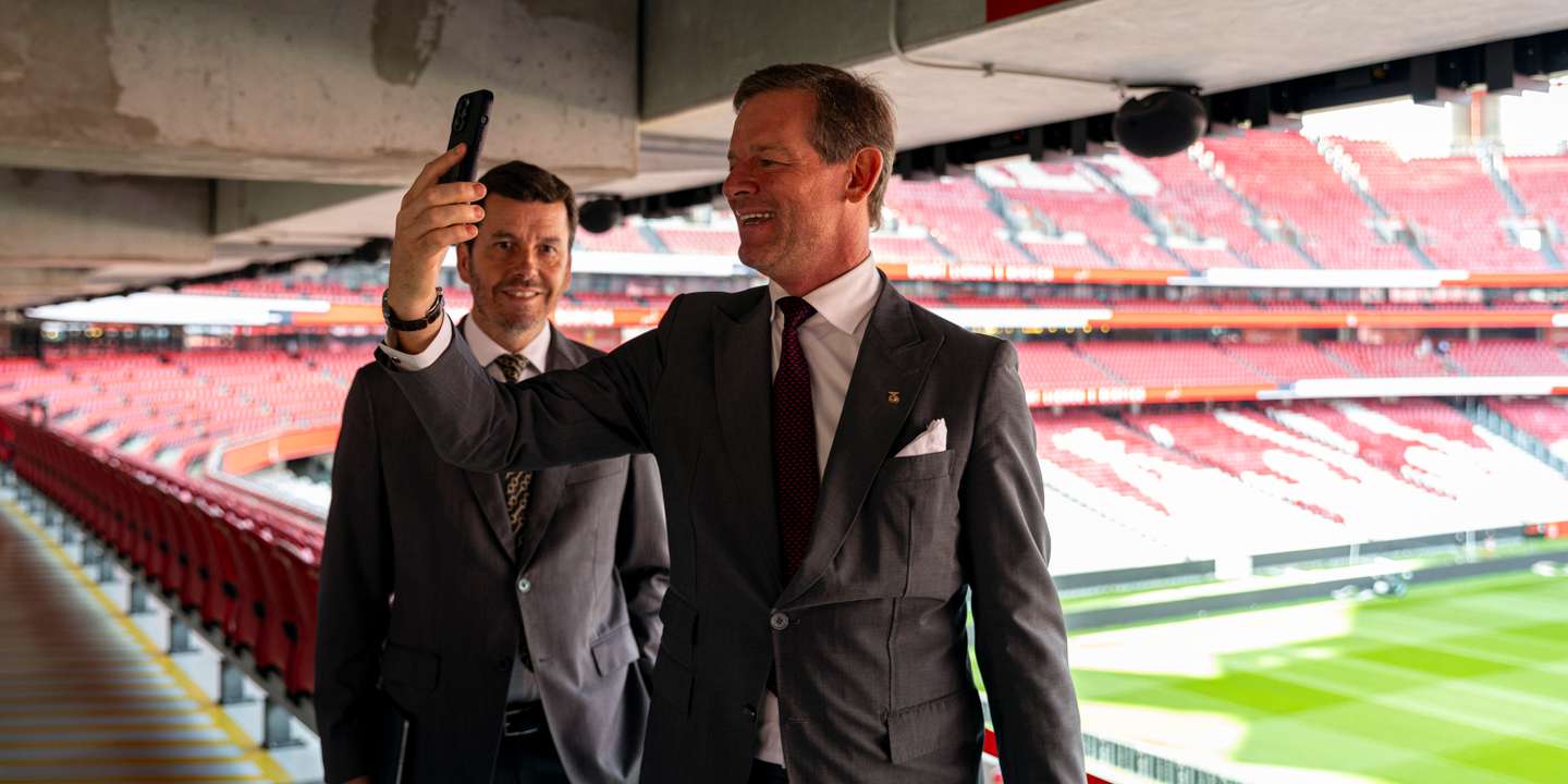 Martim Mayer fez uma videochamada para Louis van Gaal na Luz após entregar as listas aos órgãos sociais do Benfica num longo dia que terminaria com um debate com João Diogo Manteigas