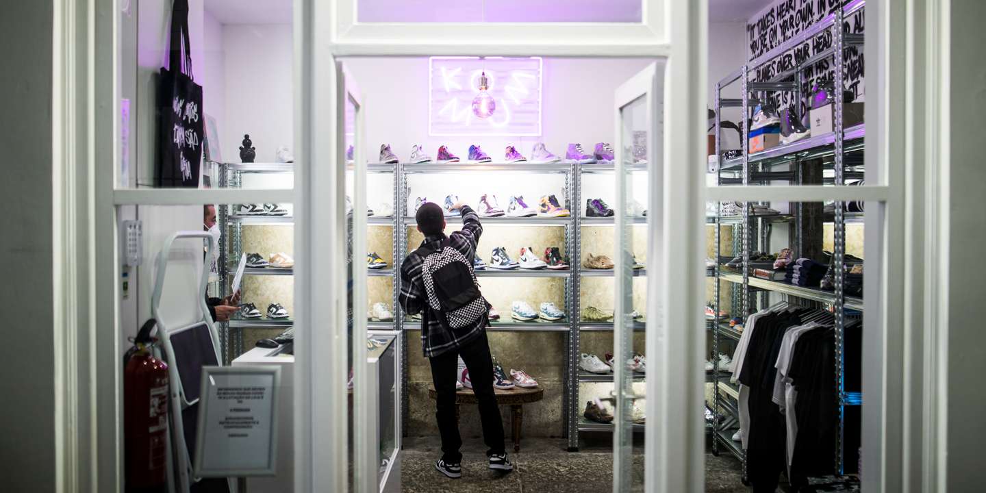Reportagem na loja de streetwear e ténis “Komum”, que conta com as peças de Branko, Dino d’Santiago e Jar. Lisboa, 11 de Fevereiro de 2022. FILIPE AMORIM/OBSERVADOR