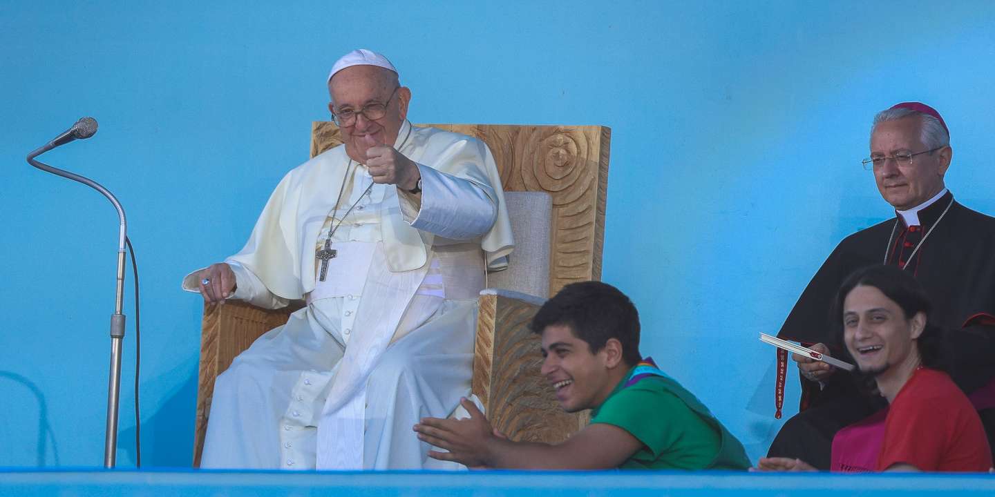 O Papa Francisco foi recebido por uma multidão de 500 mil jovens no Parque Eduardo VII, em Lisboa, na cerimónia de acolhimento aos jovens da JMJ
