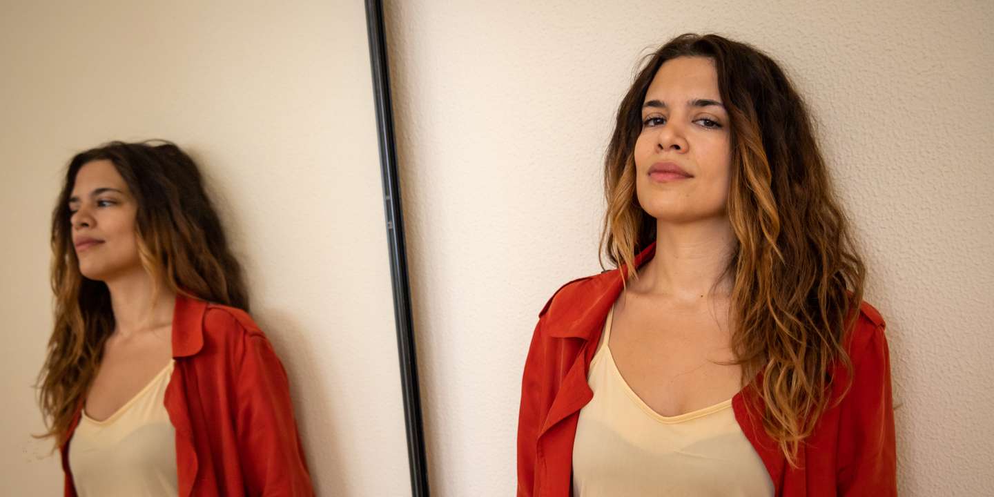 Se em "O Eterno Debate" Teresa Coutinho se servia de metáforas para expor um mundo patriarcal ainda evidente, agora, em "Solo", não há figuras de estilo