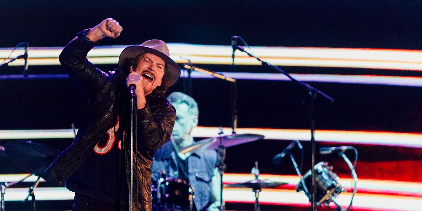 Das bandas de Seattle dos anos 90, Pearl Jam (aqui com o vocalista Eddie Vedder em primeiro plano, lá atrás o baterista Matt Cameron) é aquela que mais tem propensão para o palco grande, para o espetáculo visual, para a dimensão de festival.