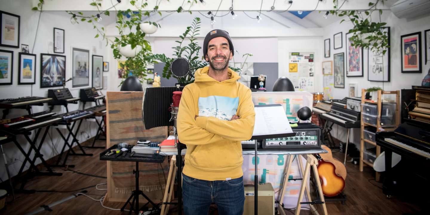 Entrevista ao músico, baterista, compositor e produtor Fred Pinto Ferreira, conhecido dos Orelha Negra, da Banda do Mar e de outras inúmeras bandas e projetos que têm passado por Portugal. Filho do Kalú, baterista dos Xutos e Pontapés, cresceu sempre ligado à música, tendo já lançado vários discos tanto em grupo como a solo. Na próxima quinta-feira, dia 17 de Fevereiro, irá realizar um concerto de apresentação no Lux, ao seu novo disco Series Vol 1 - Madlib, lançado este ano. 15 de Fevereiro de 2022 Estúdio Próprio, Lisboa TOMÁS SILVA/OBSERVADOR