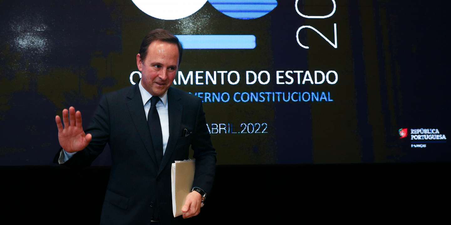 Conferência de imprensa do Ministro das Finanças, Fernando Medina, após a entrega do Orçamento do Estado para 2022 ao Presidente da Assembleia da República, Augusto Santos Silva, no Ministério das Finanças com Sofia Batalha (Secretário de Estado do Orçamento), António Mendonça Mendes (Secretário de Estado dos Assuntos Fiscais) e João Nuno Mendes (Secretário de Estado do Tesouro). Lisboa, 13 de Abril de 2022. FILIPE AMORIM/OBSERVADOR