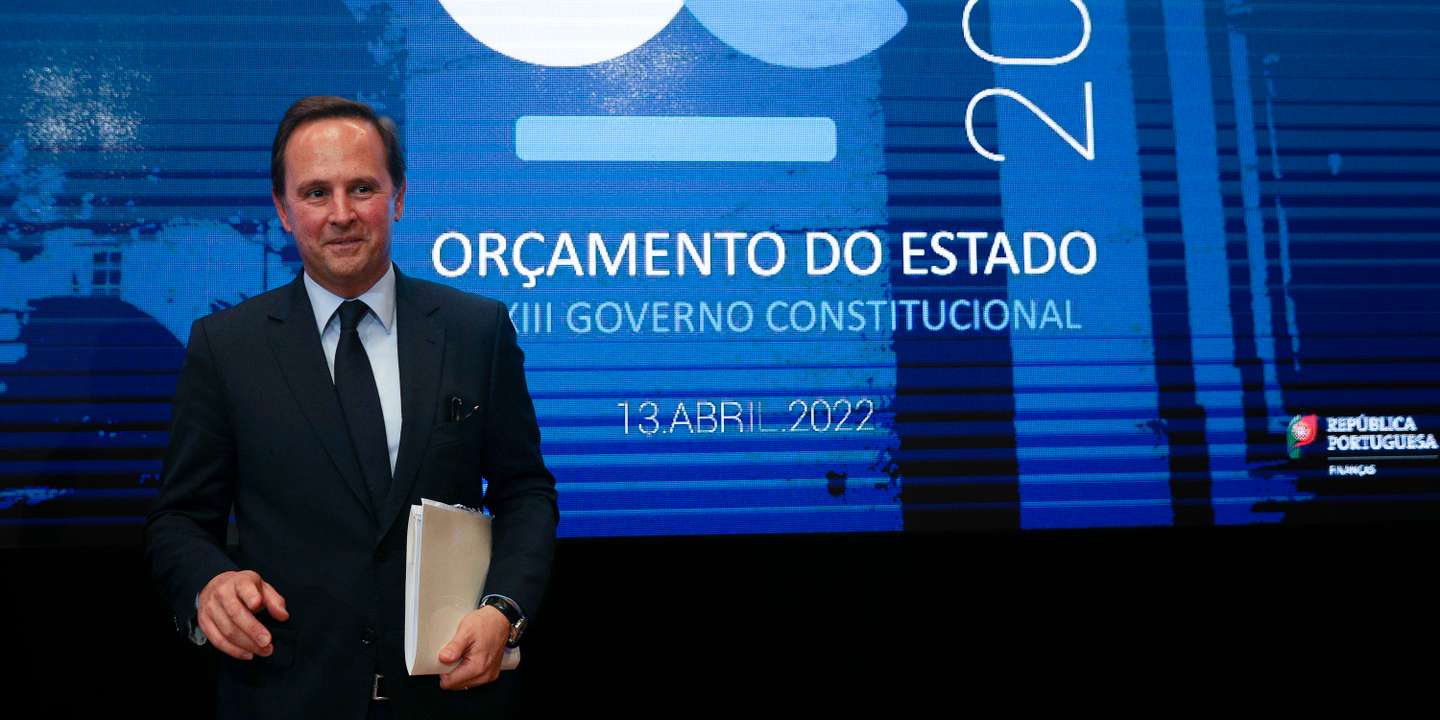 Conferência de imprensa do Ministro das Finanças, Fernando Medina, após a entrega do Orçamento do Estado para 2022 ao Presidente da Assembleia da República, Augusto Santos Silva, no Ministério das Finanças com Sofia Batalha (Secretário de Estado do Orçamento), António Mendonça Mendes (Secretário de Estado dos Assuntos Fiscais) e João Nuno Mendes (Secretário de Estado do Tesouro). Lisboa, 13 de Abril de 2022. FILIPE AMORIM/OBSERVADOR