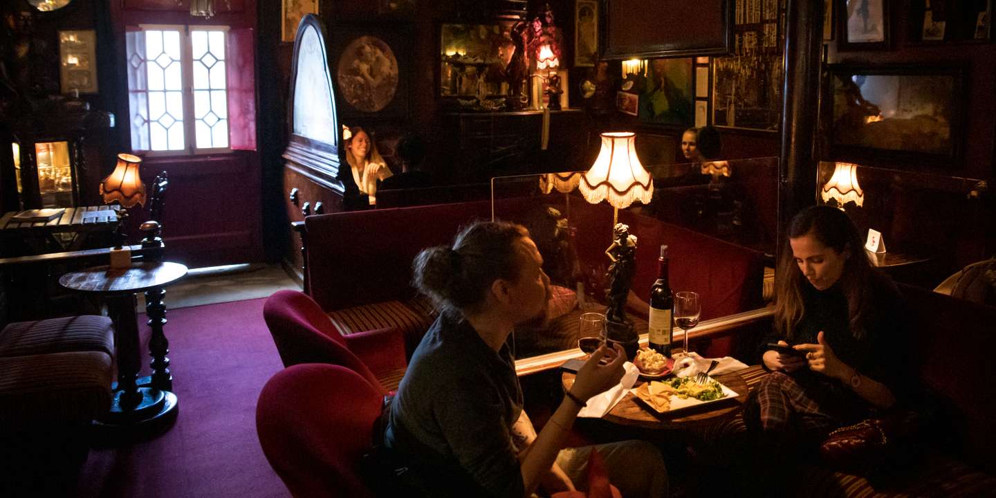 Entrevista a Alice Pinto Coelho e às suas duas filhas, donas do Bar Procópio que faz 50 anos. Juntas relembram todas os momentos e personagens que por ali passaram. 22 de Abril de 2022 Bar Procópio, Lisboa TOMÁS SILVA/OBSERVADOR