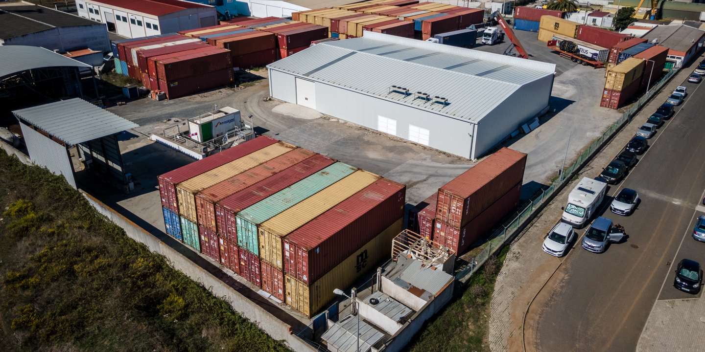 Reportagem em Sines: dezenas de contentores carregados de lixo provenientes de Itália, foram apreendidos no porto flúvial de Sines. Parte desses contentores foram para o aterro sanitário de Vila Nova de St. André, enquanto que a maioria ficou intacta ao ar livre, após se ter descoberto que havia lixo tóxico no seu interior. 26 de Setembro de 2022 Sines e Vila Nova de St. André TOMÁS SILVA/OBSERVADOR