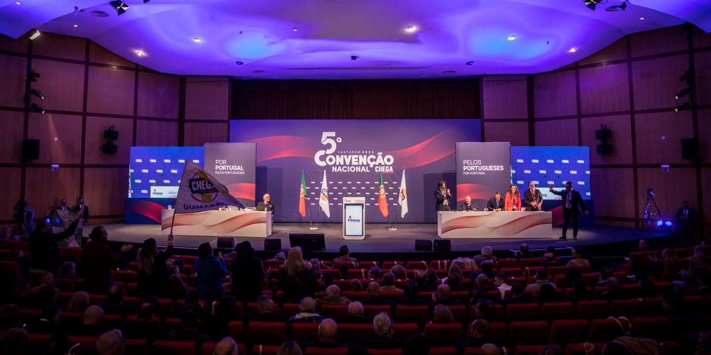 5ª CONVENÇÃO NACIONAL DO CHEGA: Segundo dia de congresso do partido CHEGA, André Ventura, líder do partido assiste às intervenções dos vários militantes. 28 de Janeiro de 2022 CNEMA, Santarem TOMÁS SILVA/OBSERVADOR