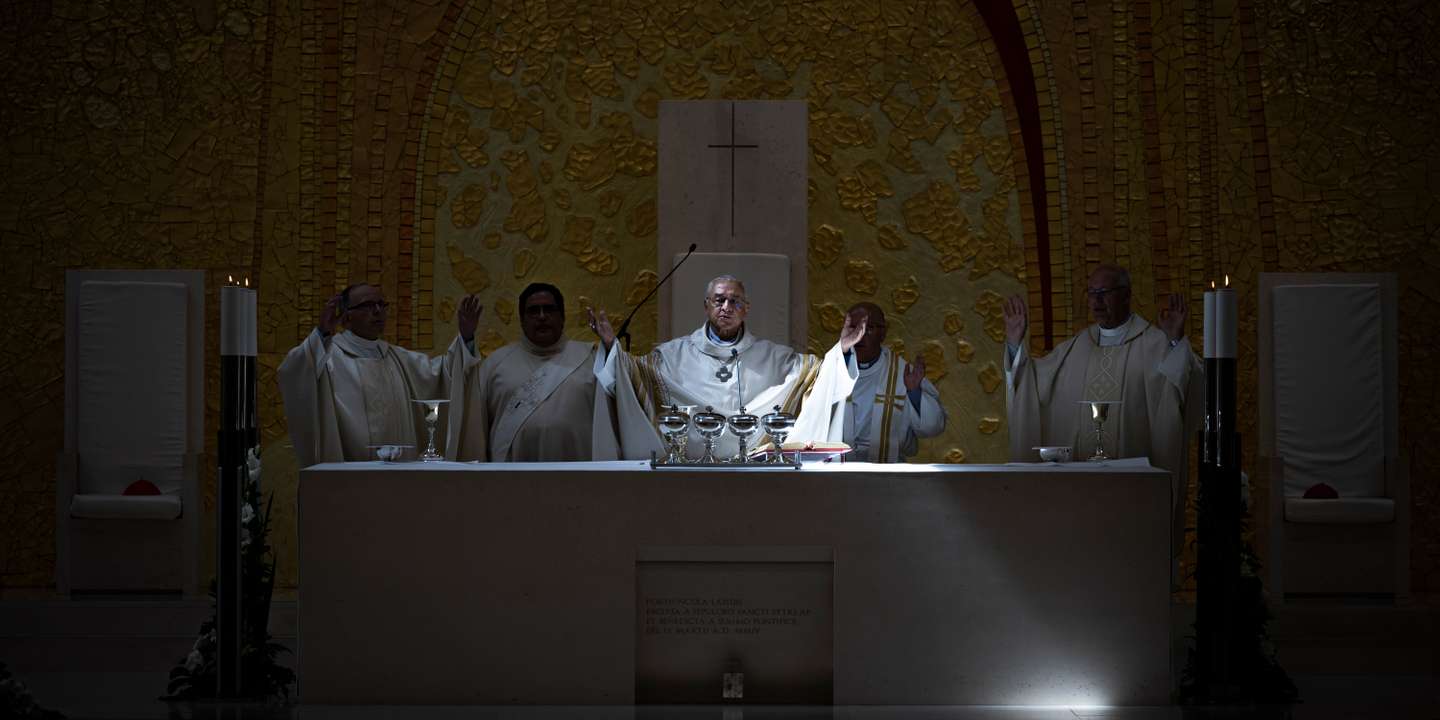 O bispo José Ornelas e os restantes bispos portugueses em Fátima, em abril de 2023, numa celebração em honra das vítimas de abusos sexuais de menores