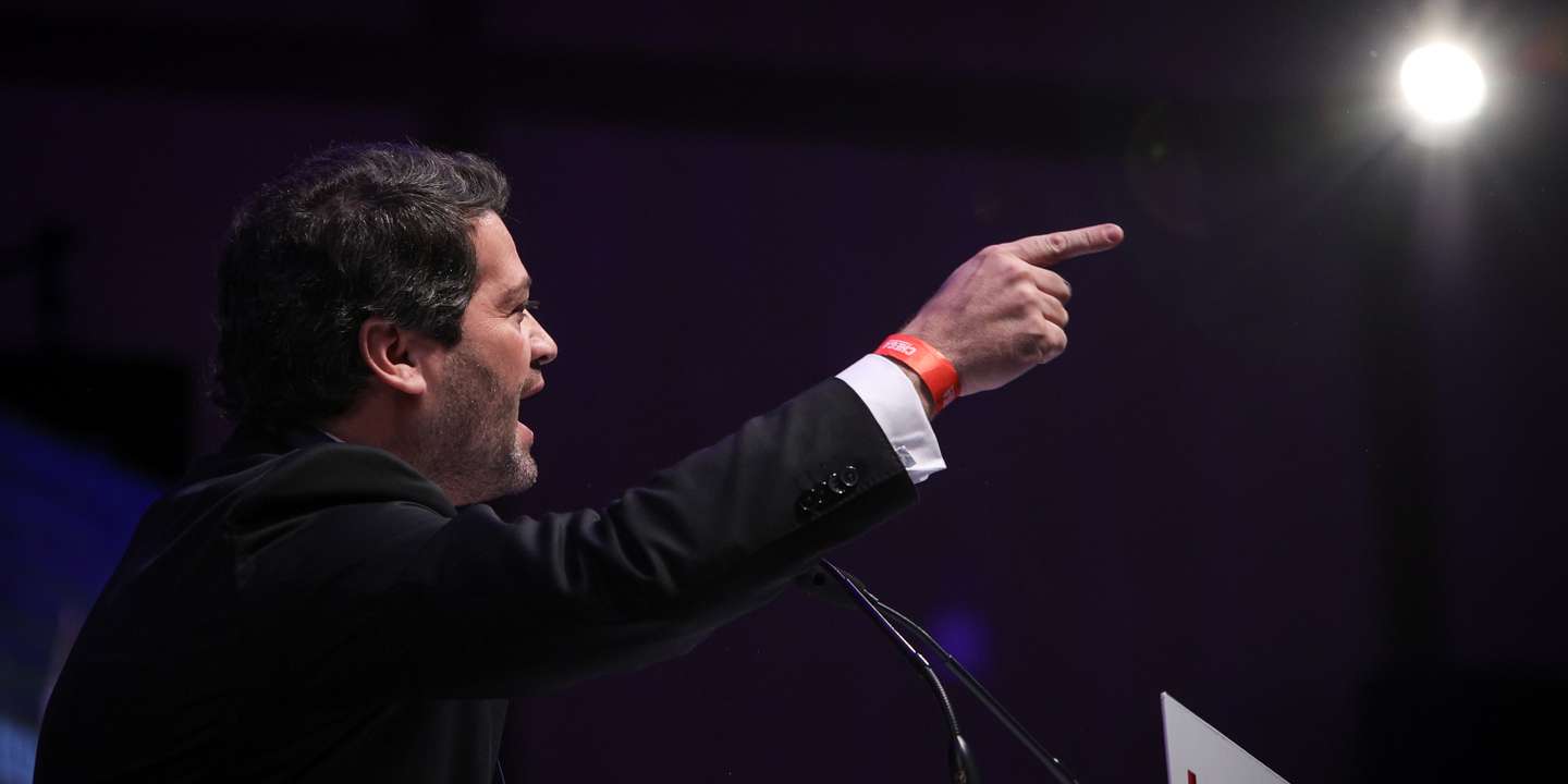 5ª CONVENÇÃO NACIONAL DO CHEGA: O líder do partido CHEGA, André Ventura, sobe ao púlpito para o seu discurso de abertura. 27 de Janeiro de 2022, Santarem TOMÁS SILVA/OBSERVADOR