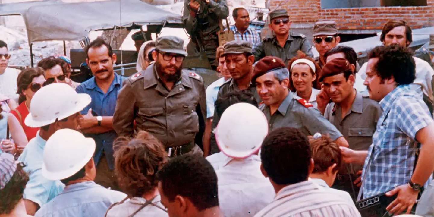 Otelo Saraiva de Carvalho com Fidel Castro em Cuba em 1975