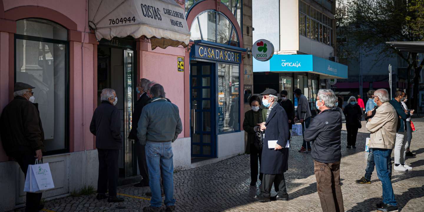 A fila em frente a um barbeiro era a maior do centro do bairro de Benfica na manhã desta segunda-feira