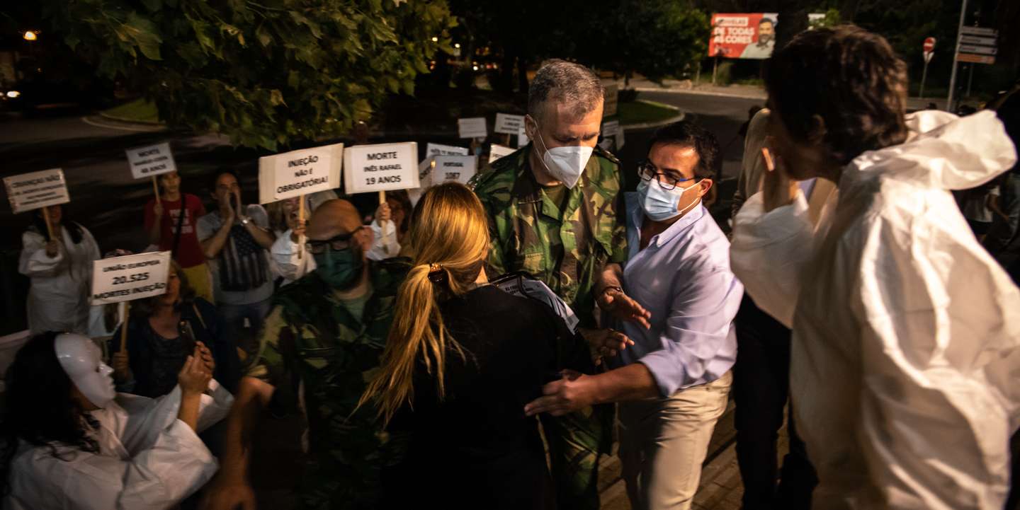 À entrada do centro de vacinação, o vice-almirante entrou sem escolta policial