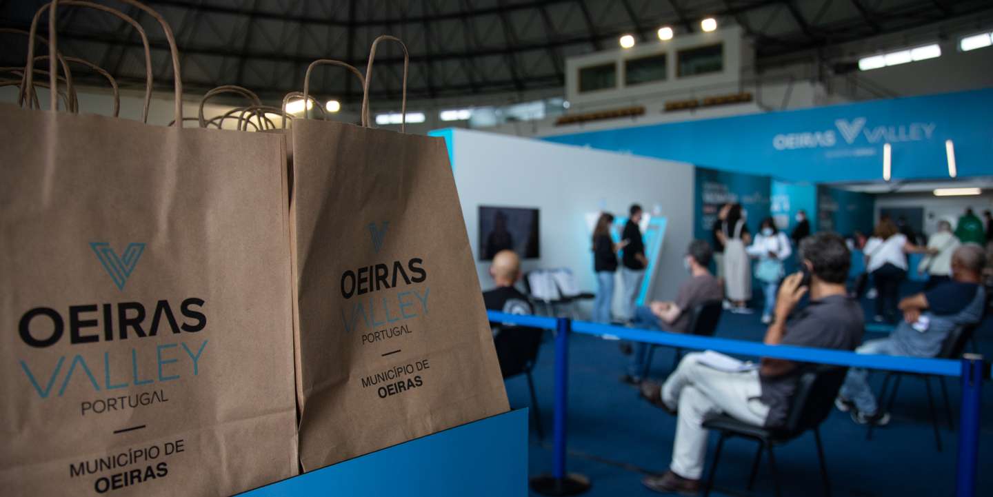 Município de Oeiras oferece um kit com fruta, álcool gel, pack de máscaras e folheto informativo na primeira toma da vacina