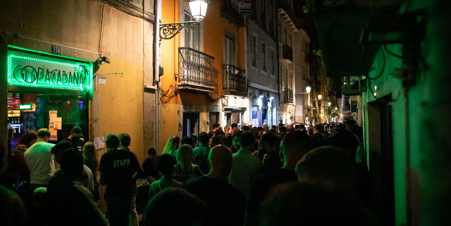 O caos foi evidente a partir das 23h no Bairro Alto com música alta, ajuntamentos, falta de máscaras e muita bebida