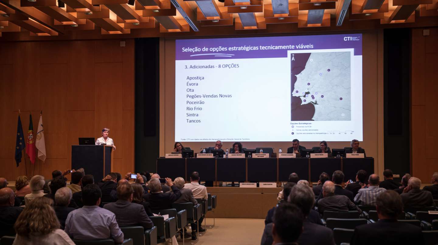 Novo Aeroporto:Conferência da CTI (Comissão Técnica Independente): líderada por Rosária Partidário, são divulgados os resultados das atividades desenvolvidas na primeira fase da Avaliação Ambiental Estratégica sobre o aumento da capacidade aeroportuária para a região de Lisboa. 27 de Abril de 2023 LNEC, Lisboa TOMÁS SILVA/OBSERVADOR