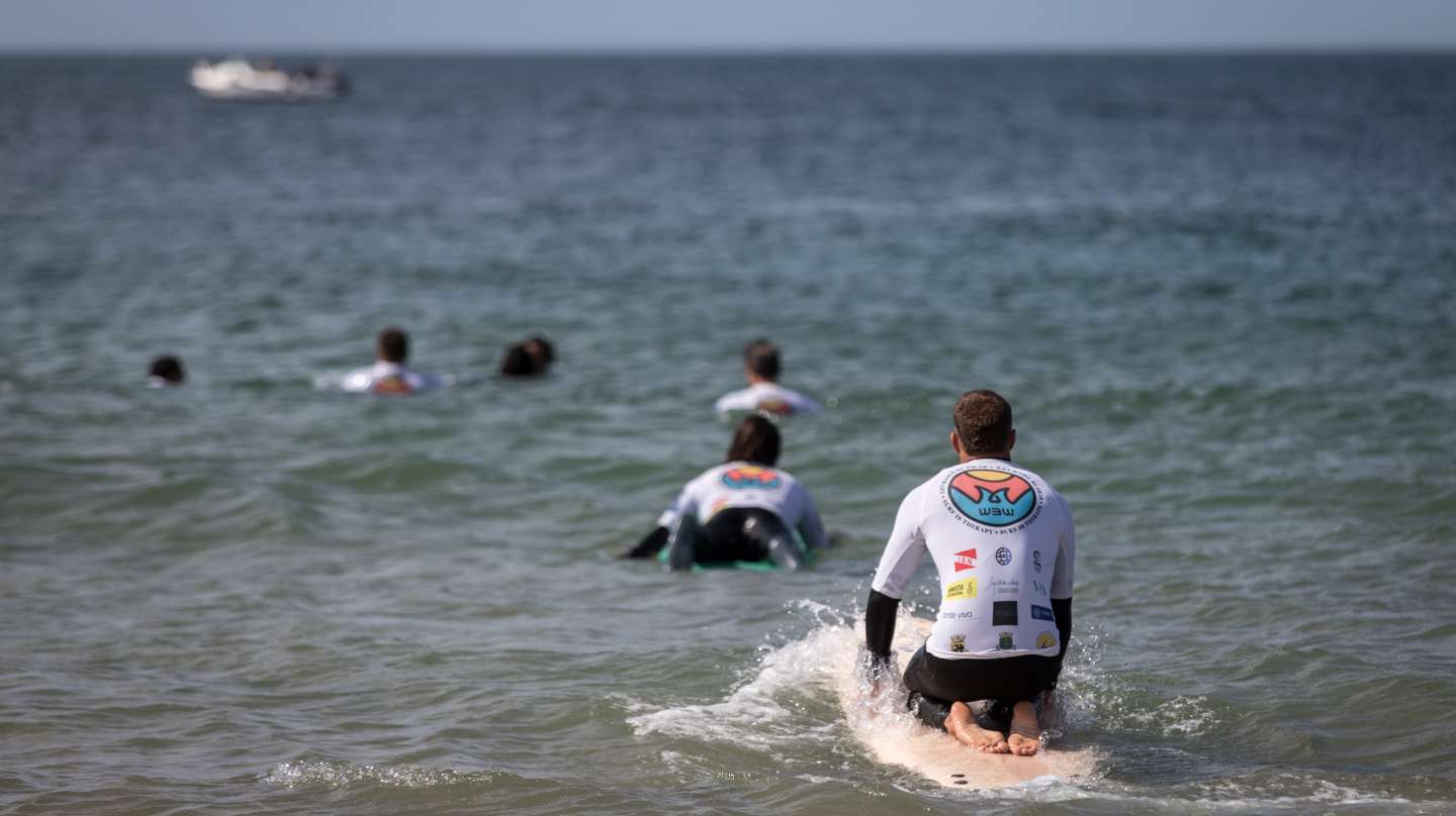 Saúde Mental: o Wave by Wave é um projeto que utiliza o poder terapêutico do surf e do mar para promover a saúde mental e o bem-estar de crianças. 21 de Julho de 2023 Carcavelos, Cascais TOMÁS SILVA/OBSERVADOR