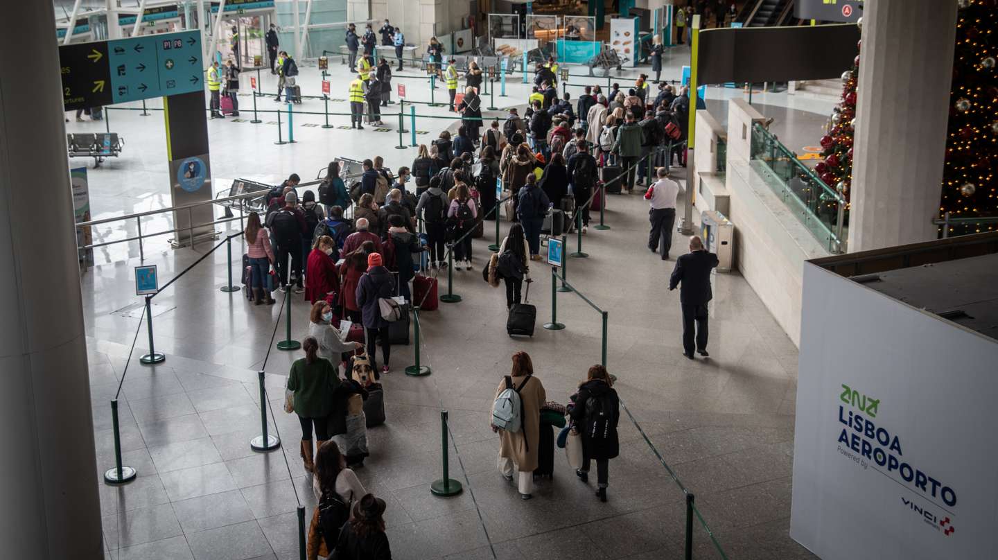 A partir do dia 1 Dezembro foi implementado em todos os aeroportos Portugueses, um novo sistema de controle, através de pulseiras, para agilizar a triagem de todos os passageiros que entram e saiam do país, de forma a existir uma maior prevenção à COVID-19. Esta medida é colocada na sequência do estado de calamidade, imposto pelo Governo. 1 de Dezembro de 2021 Aeroporto Humberto Delgado, Lisboa TOMÁS SILVA/OBSERVADOR