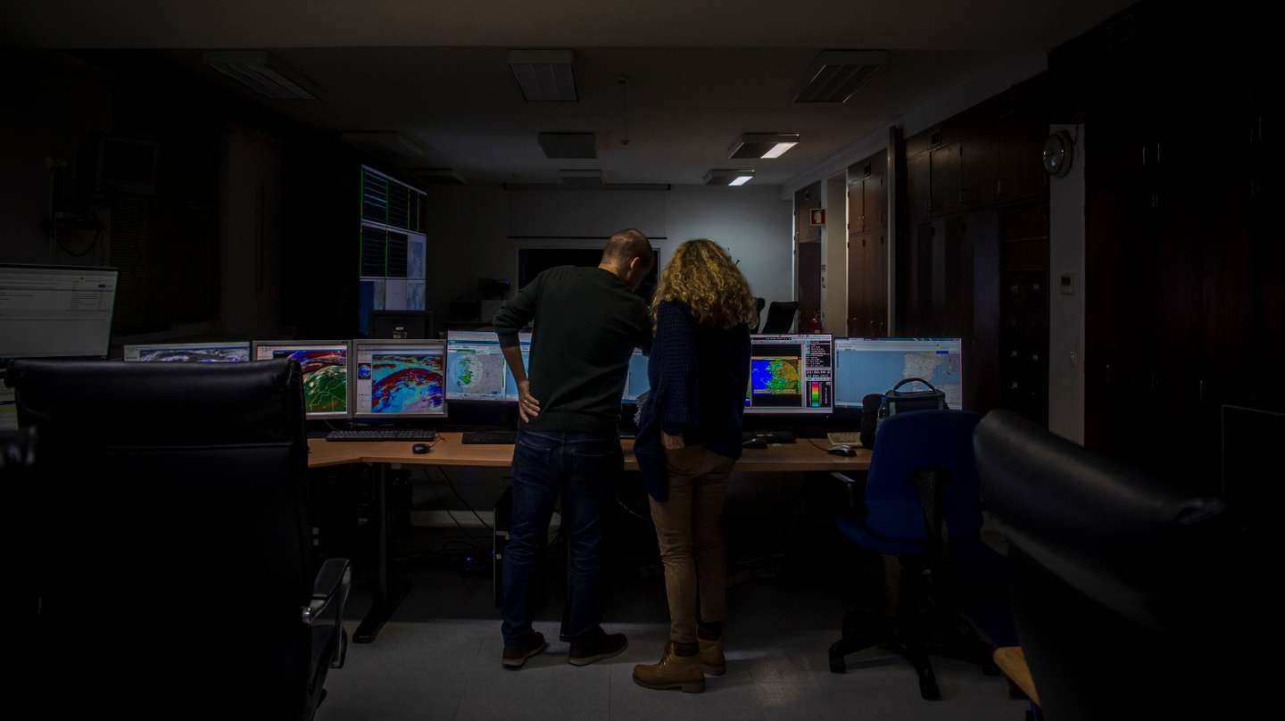 Reportagem no Instituto Português do Mar e da Atmosfera (IPMA): o Observador acompanhou uma noite de aviso laranja, a partir da sede do IPMA, em Lisboa. 12 de Dezembro de 2022 IPMA, Lisboa TOMÁS SILVA/OBSERVADOR