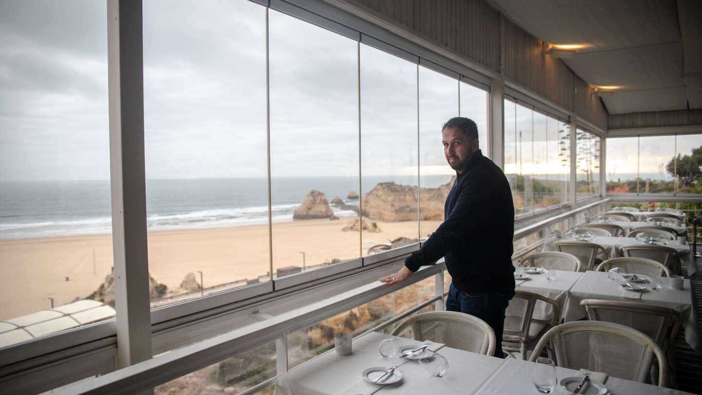 Reportagem sobre a falta de mão de obra no sétor da restauração e hotelaria: Ricardo Gomes, dono do Restaurante F, em Portimão. Algarve, Portimão 13 de Dezembro de 2021 TOMÁS SILVA/OBSERVADOR