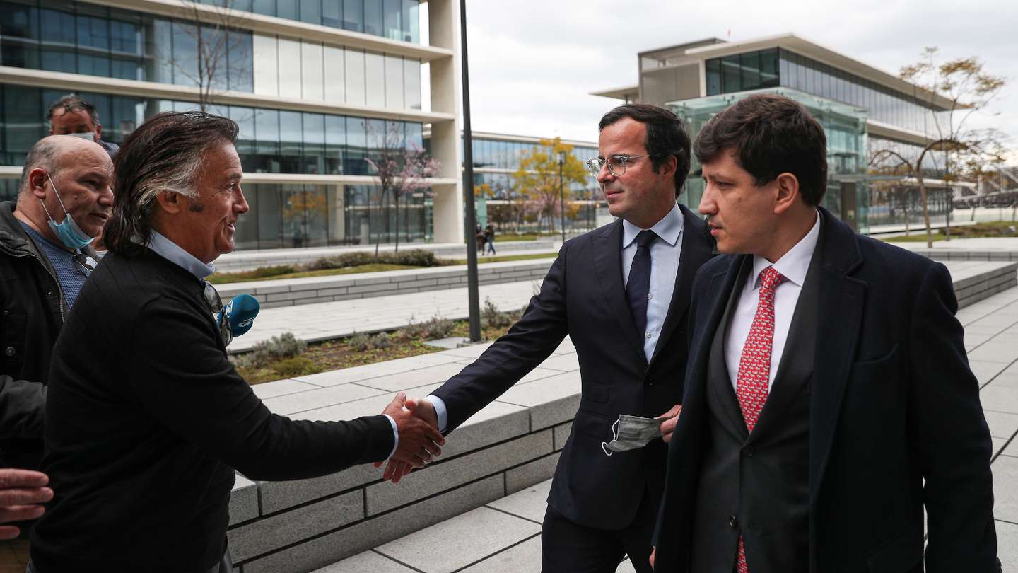 Leitura do acórdão do processo de Ricardo Salgado no âmbito da Operação Marquês, no Campus de Justiça. No exterior decorreu um protesto dos lesados do BES/Novo Banco. Francisco Proença de Carvalho, advogado do antigo banqueiro Ricardo Salgado, fala com alguns dos lesados à porta do tribunal Lisboa, 07 de Março de 2022 FILIPE AMORIM/OBSERVADOR