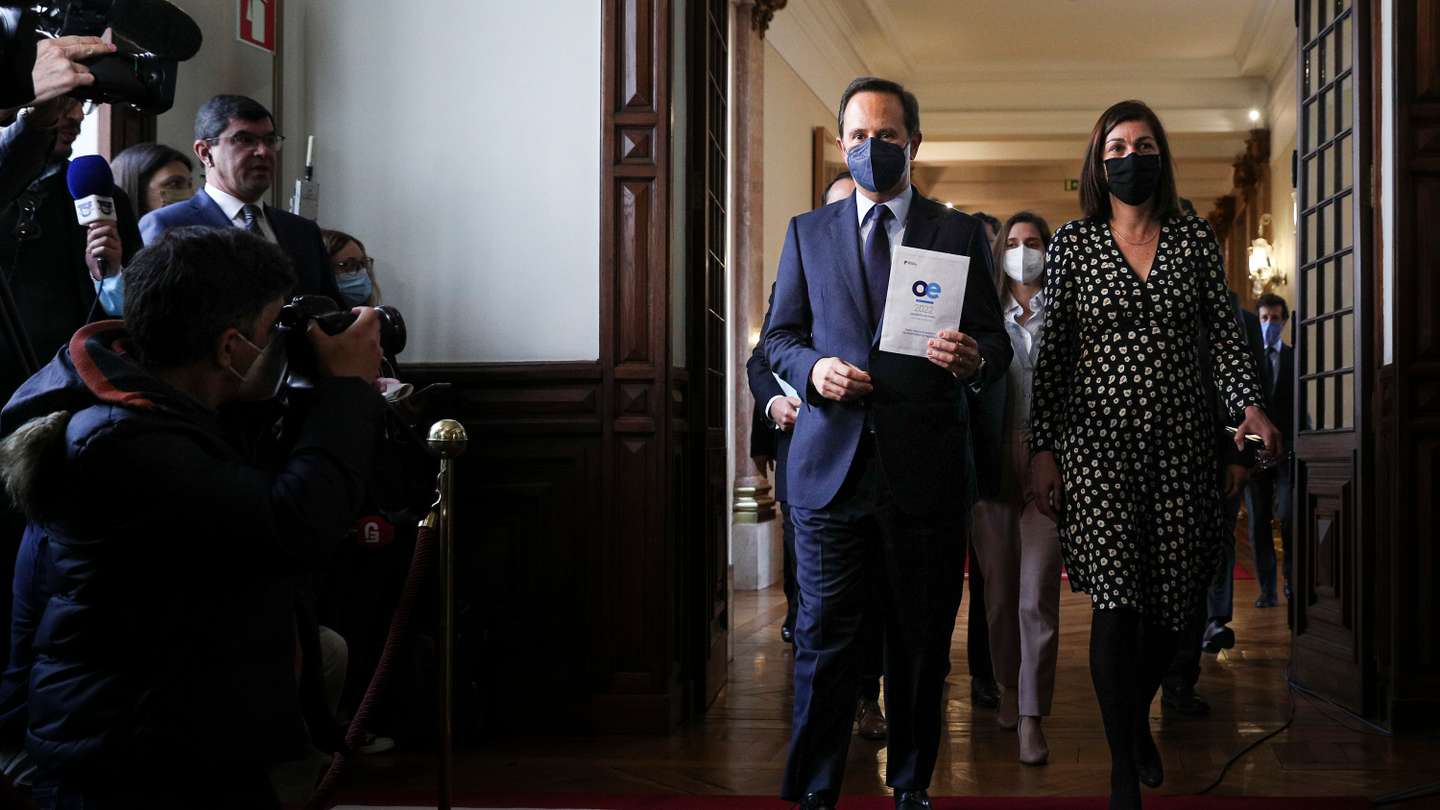 O Ministro das Finanças, Fernando Medina, entrega o Orçamento do Estado para 2022 ao Presidente da Assembleia da República, Augusto Santos Silva, na Assembleia da República. Lisboa, 13 de Abril de 2022. FILIPE AMORIM/OBSERVADOR