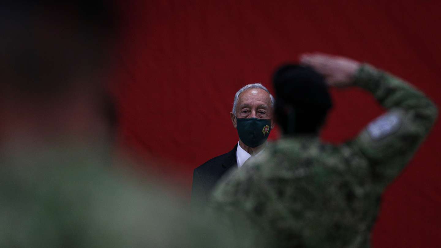 O Presidente da República, Marcelo Rebelo de Sousa e a Ministra da Defesa Nacional Helena Carreiras, na partida no Aeroporto de Figo Maduro, dos militares da primeira força nacional destacada para a Roménia devido ao conflito na Ucrânia. Esta força integra 221 militares, sendo 201 da companhia de atiradores (reforçada com um módulo de defesa antiaérea, um módulo de conjunto de informações e um módulo de apoio) e 20 da equipa de operações especiais. Lisboa, 15 de Abril de 2022. FILIPE AMORIM/OBSERVADOR