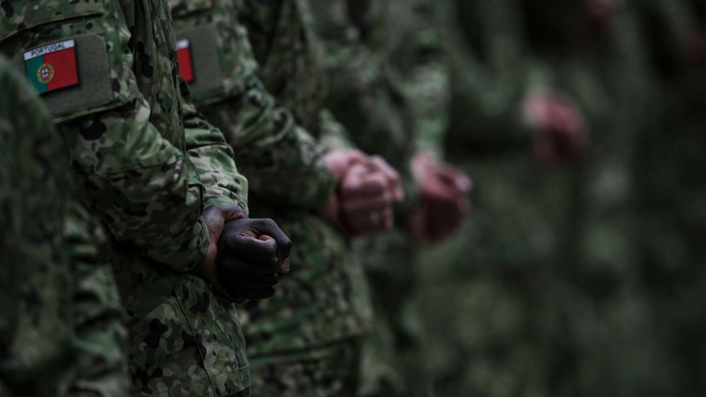 O Presidente da República, Marcelo Rebelo de Sousa e a Ministra da Defesa Nacional Helena Carreiras, na partida no Aeroporto de Figo Maduro, dos militares da primeira força nacional destacada para a Roménia devido ao conflito na Ucrânia. Esta força integra 221 militares, sendo 201 da companhia de atiradores (reforçada com um módulo de defesa antiaérea, um módulo de conjunto de informações e um módulo de apoio) e 20 da equipa de operações especiais. Lisboa, 15 de Abril de 2022. FILIPE AMORIM/OBSERVADOR