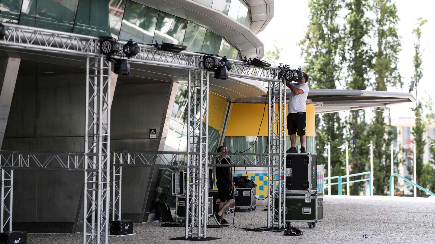 Montagem do Festival de música Super Bock Super Rock, que estava previsto decorrer no Meco, mas teve que ser mudado para o Meo Arena no Parque das Nações, devido à vaga de calor que assola o país. Lisboa, 13 de Julho de 2022. FILIPE AMORIM/OBSERVADOR