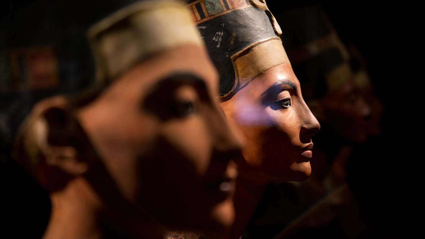 A exposição Superstar Pharaohs, no Museu Calouste Gulbenkian, expõe a figura do faraó e o papel que este desempenhava no Antigo Egipto, acompanhando a evolução do seu simbolismo pela história do mundo. A exposição estará aberta ao público de dia 25 de novembro de 2022, a 06 de março de 2023 no Museu Calouste Gulbenkian, em Lisboa. 22 de Novembro de 2022 Museu Calouste Gulbenkian, Lisboa TOMÁS SILVA/OBSERVADOR