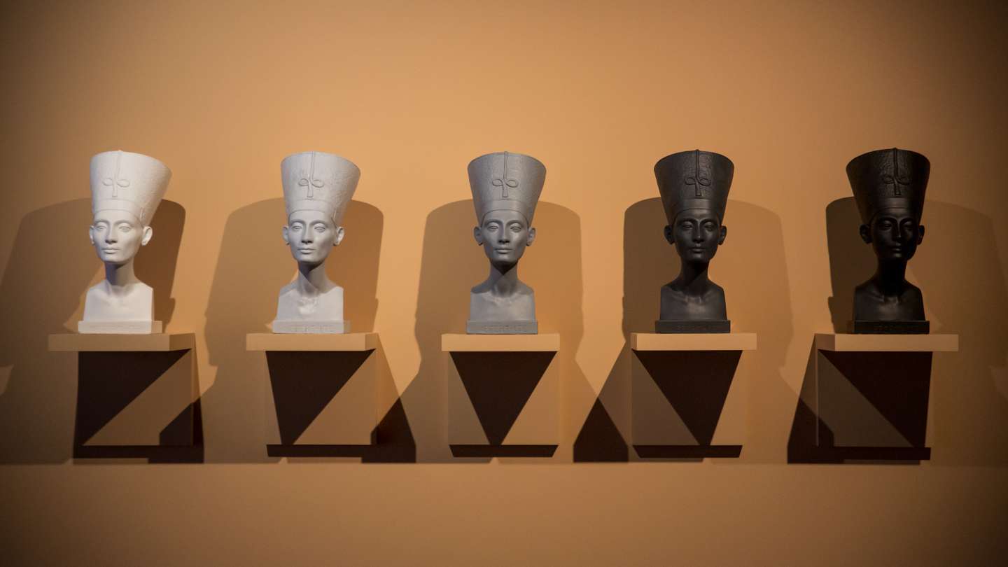 A exposição Superstar Pharaohs, no Museu Calouste Gulbenkian, expõe a figura do faraó e o papel que este desempenhava no Antigo Egipto, acompanhando a evolução do seu simbolismo pela história do mundo. A exposição estará aberta ao público de dia 25 de novembro de 2022, a 06 de março de 2023 no Museu Calouste Gulbenkian, em Lisboa. 22 de Novembro de 2022 Museu Calouste Gulbenkian, Lisboa TOMÁS SILVA/OBSERVADOR