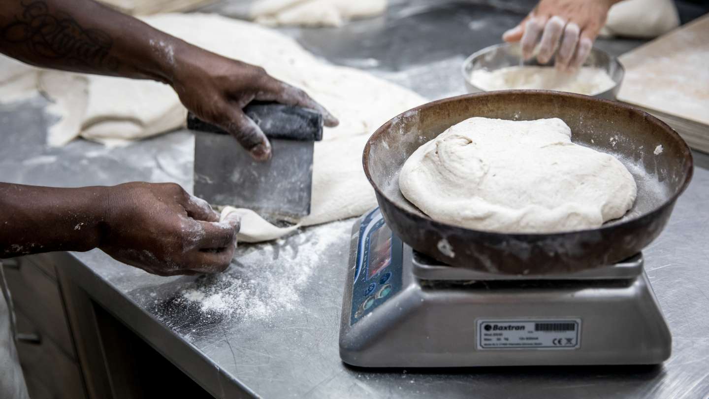 Padaria e pastelaria O Beco, em Lisboa, onde todos os produtos são confessionados com o processo de fermentação lenta, utilizando a massa mãe como base. 18 de Maio de 2023 Padaria O Beco, Lisboa TOMÁS SILVA/OBSERVADOR