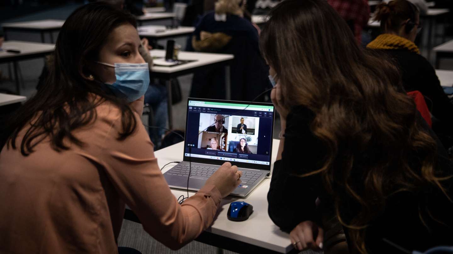 Conferência sobre o Futuro da Europa (COFOE) em Maastricht: O painel de cidadãos da Conferência Sobre o Futuro da Europa que se realizou entre os dias 11 e 13 de Fevereiro, juntou centenas de cidadãos europeus de idades entre os 16 e os 70 anos num centro de conferências em Maastricht. Com o objetivo de, interculturalmente, apresentarem propostas novas ao parlamento Europeu. As ideias foram discutidas e votadas no último dia. 11, 12 e 13 de Fevereiro de 2022 Países Baixos, Maastricht TOMÁS SILVA/OBSERVADOR