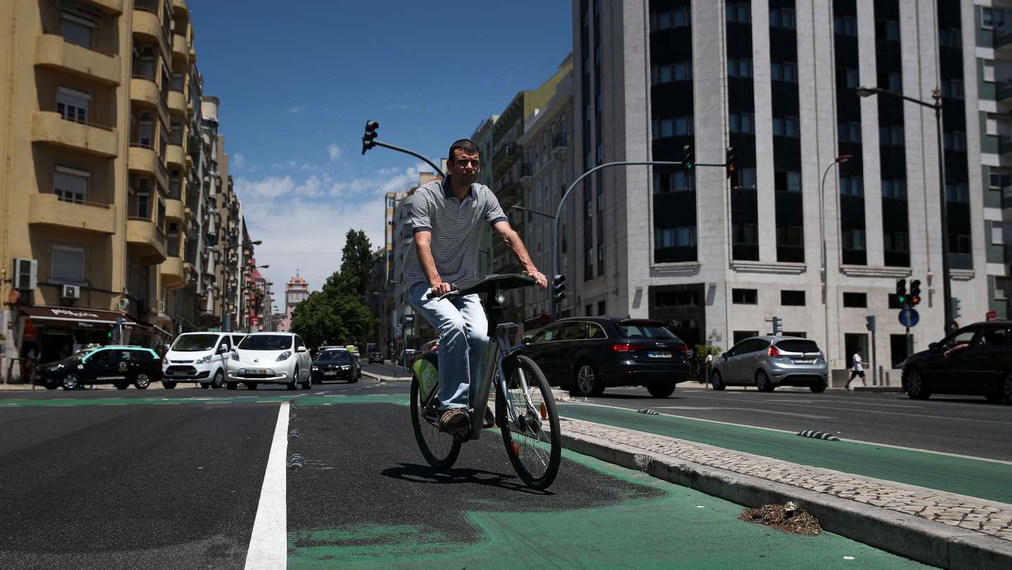Ciclovia da Avenida Almirante Reis, onde foi colocado pavimento em substituição do que lá estava, como havia sido anunciado pelo presidente da Câmara Municipal de Lisboa, Carlos Moedas. Lisboa, 27 de Maio de 2022. FILIPE AMORIM/OBSERVADOR