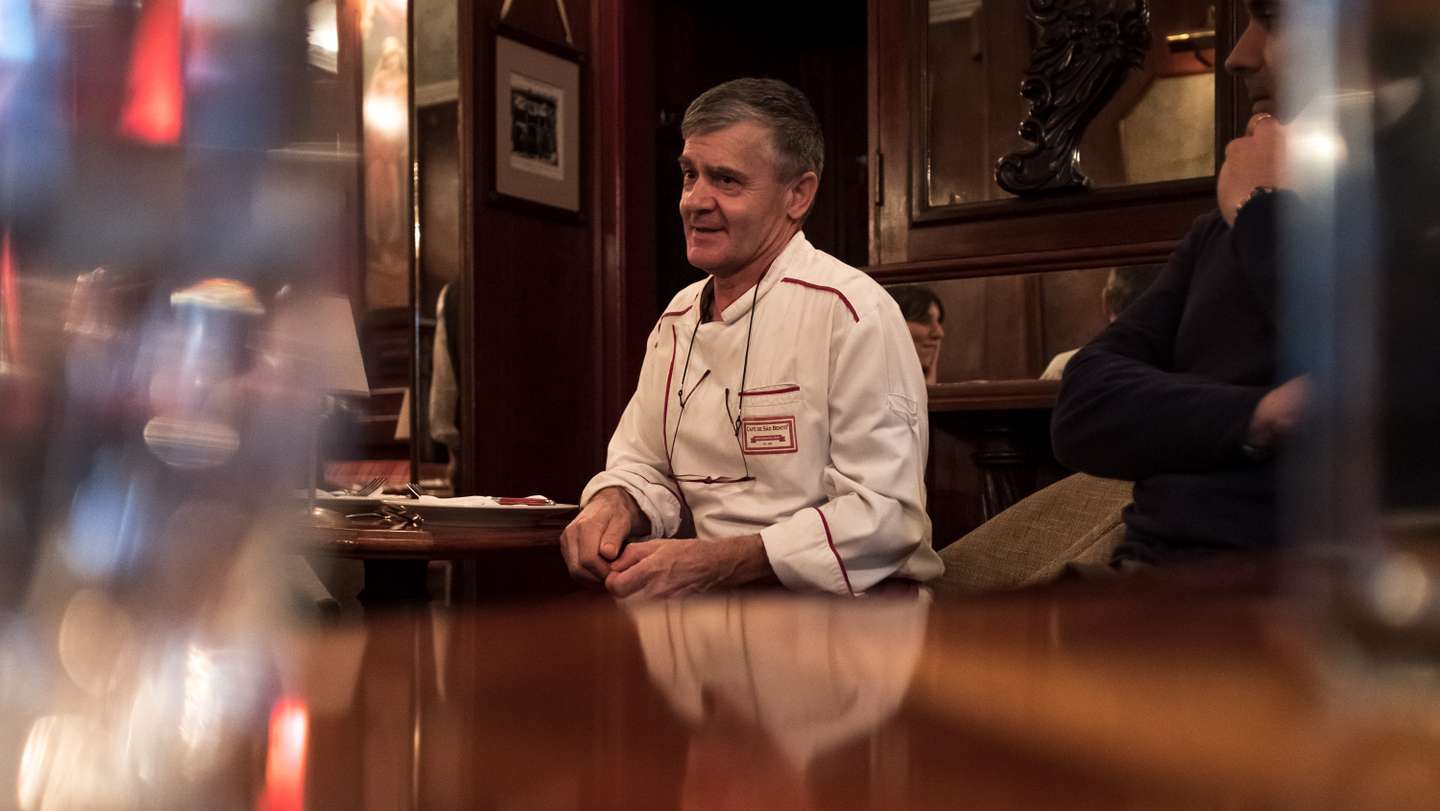 O café de São Bento, em frente à Assembleia da República, celebra 40 anos desde que abriu portas, nele já entraram a maior parte dos politicos do país. 6 de Dezembro de 2022 Café de São Bento, Lisboa TOMÁS SILVA/OBSREVADOR