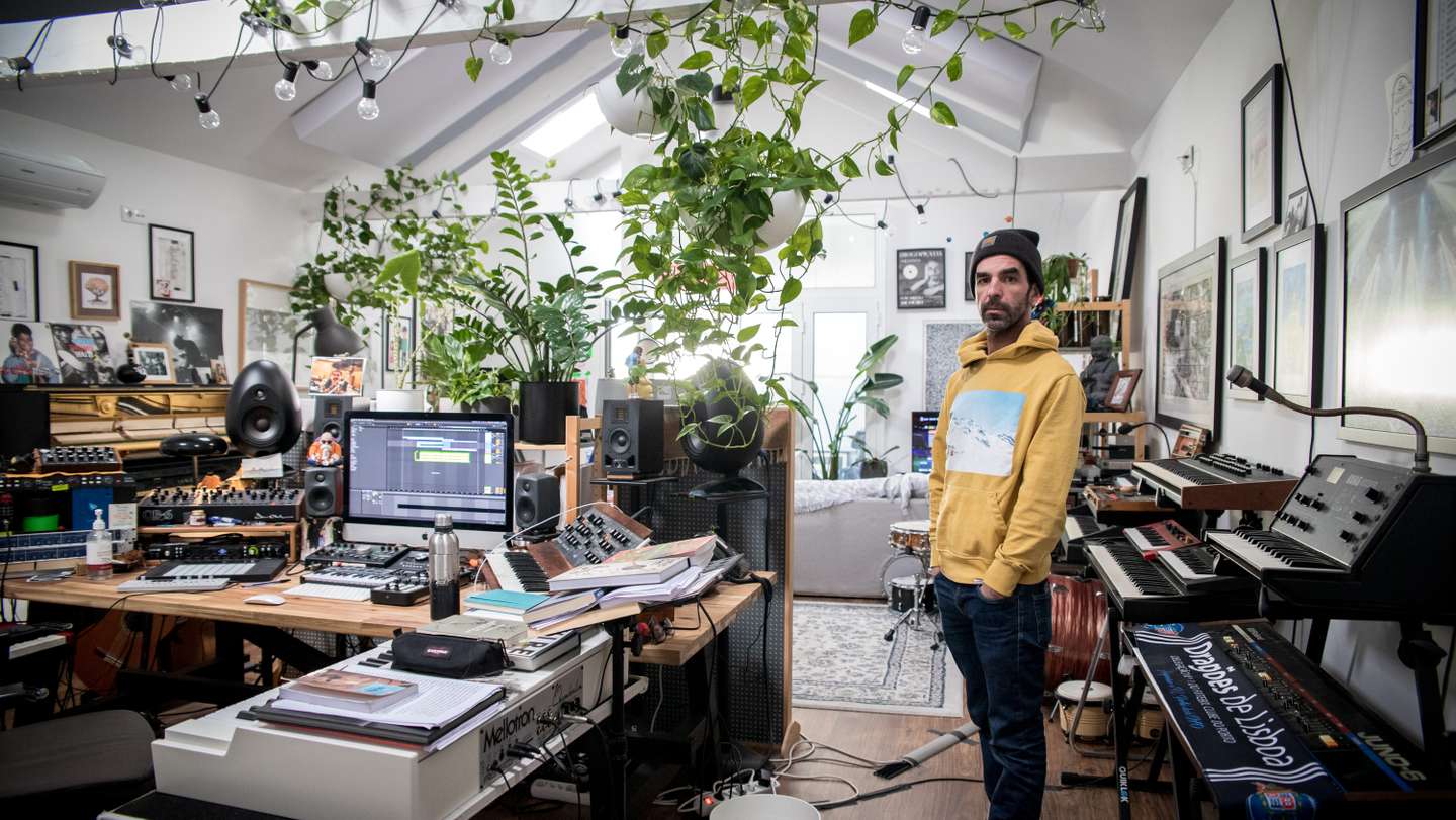 Entrevista ao músico, baterista, compositor e produtor Fred Pinto Ferreira, conhecido dos Orelha Negra, da Banda do Mar e de outras inúmeras bandas e projetos que têm passado por Portugal. Filho do Kalú, baterista dos Xutos e Pontapés, cresceu sempre ligado à música, tendo já lançado vários discos tanto em grupo como a solo. Na próxima quinta-feira, dia 17 de Fevereiro, irá realizar um concerto de apresentação no Lux, ao seu novo disco Series Vol 1 - Madlib, lançado este ano. 15 de Fevereiro de 2022 Estúdio Próprio, Lisboa TOMÁS SILVA/OBSERVADOR
