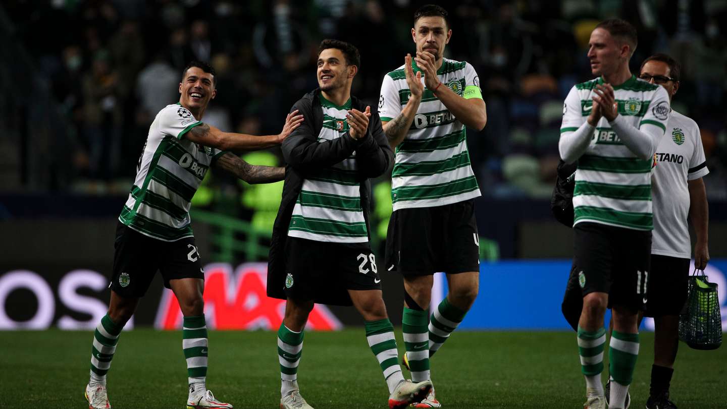 Festejo de Pedro Gonçalves com Pedro Porro, Sebastián Coates e Nuno Santos durante o jogo entre o Sporting Clube de Portugal e o Borussia Dortmund no estádio de Alvalade, a contar para a 5ª jornada da fase de grupos da Liga dos Campeões 2021/22. Lisboa, 24 de Novembro de 2021. FILIPE AMORIM/OBSERVADOR