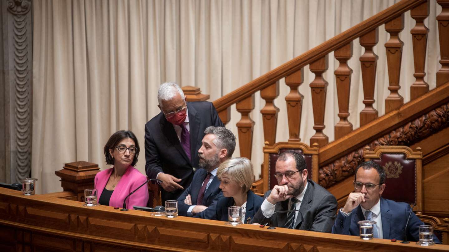 Segundo dia de debate e votação do Orçamento do Estado (OE) para 2022, na Assembleia da República. Primeiro Ministro António Costa fala com Pedro Nuno Santos, Ministro das Infrastruturas. Lisboa, 29 de Abril de 2022 TOMÁS SILVA/OBSERVADOR