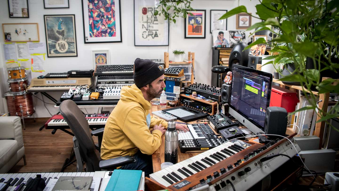 Entrevista ao músico, baterista, compositor e produtor Fred Pinto Ferreira, conhecido dos Orelha Negra, da Banda do Mar e de outras inúmeras bandas e projetos que têm passado por Portugal. Filho do Kalú, baterista dos Xutos e Pontapés, cresceu sempre ligado à música, tendo já lançado vários discos tanto em grupo como a solo. Na próxima quinta-feira, dia 17 de Fevereiro, irá realizar um concerto de apresentação no Lux, ao seu novo disco Series Vol 1 - Madlib, lançado este ano. 15 de Fevereiro de 2022 Estúdio Próprio, Lisboa TOMÁS SILVA/OBSERVADOR