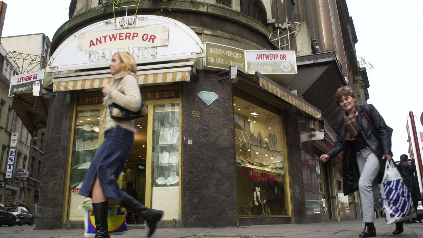 Gem Traders In Antwerp Under Pressure To Regulate Sales Of "Blood Diamonds"