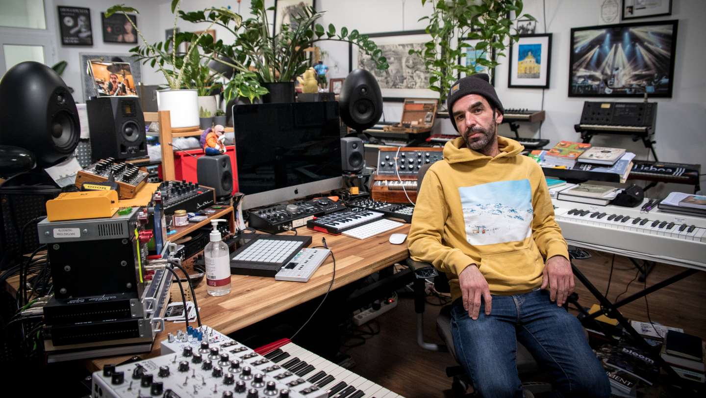 Entrevista ao músico, baterista, compositor e produtor Fred Pinto Ferreira, conhecido dos Orelha Negra, da Banda do Mar e de outras inúmeras bandas e projetos que têm passado por Portugal. Filho do Kalú, baterista dos Xutos e Pontapés, cresceu sempre ligado à música, tendo já lançado vários discos tanto em grupo como a solo. Na próxima quinta-feira, dia 17 de Fevereiro, irá realizar um concerto de apresentação no Lux, ao seu novo disco Series Vol 1 - Madlib, lançado este ano. 15 de Fevereiro de 2022 Estúdio Próprio, Lisboa TOMÁS SILVA/OBSERVADOR