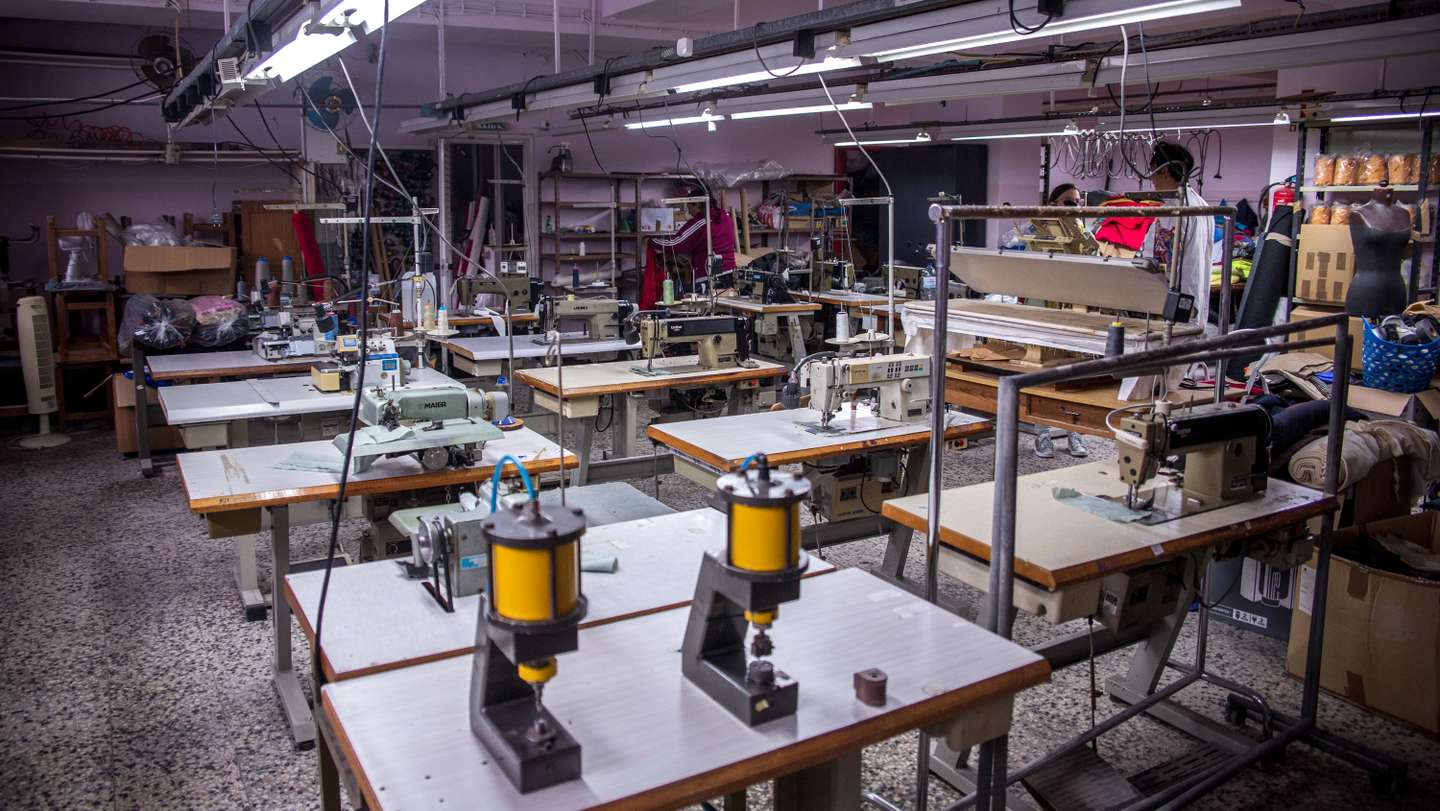 Reportagem na nova fábrica da estilista Lidija Kolovrat, em Almada. Este novo espaço vai-se dedicar, não só à criação de peças próprias, mas também à formação de novas pessoas atraves de mini-cursos e work-shops com várias parcerias. 20 de Outubro de 2022, Almada TOMÁS SILVA/OBSERVADOR