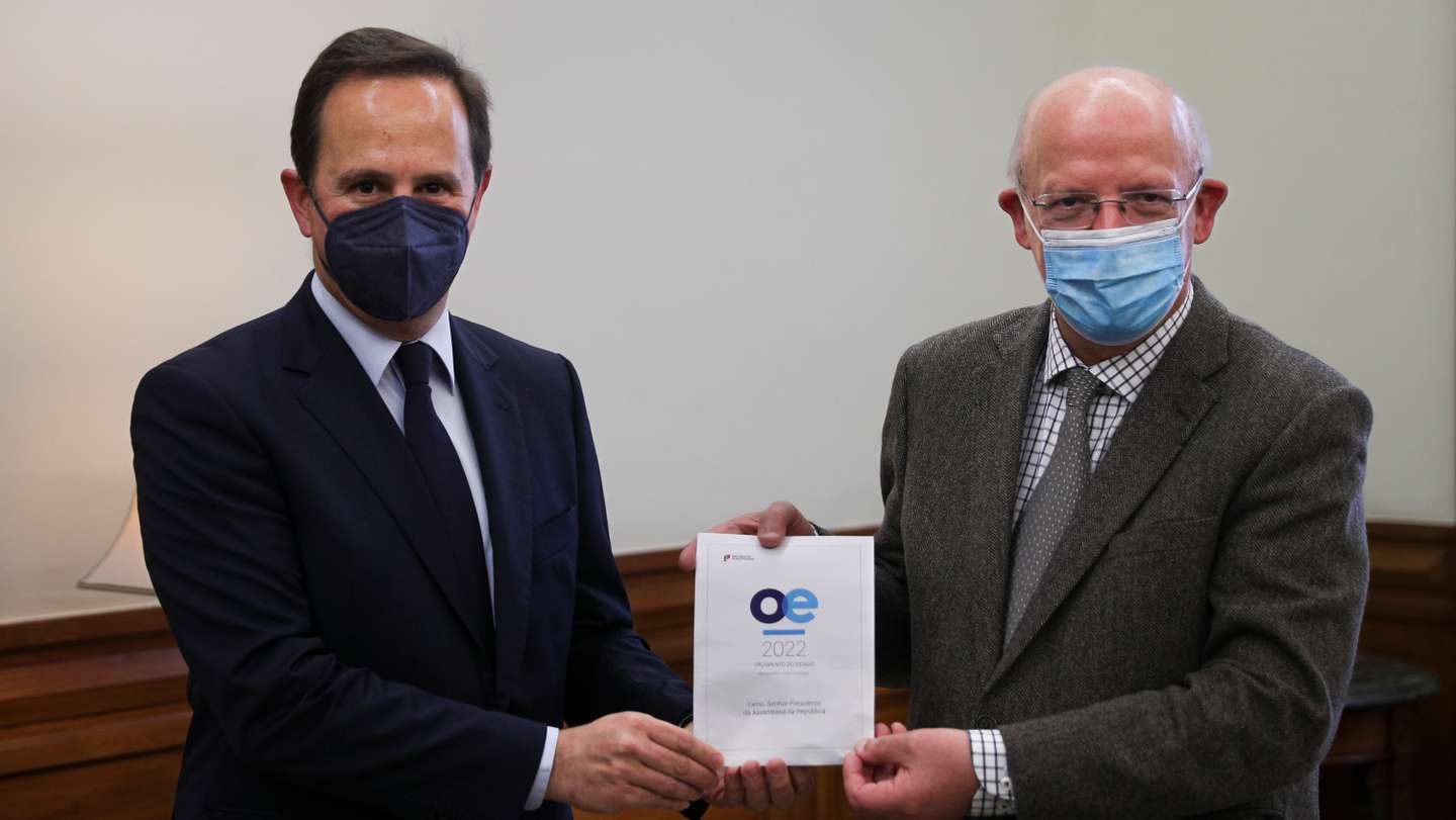 O Ministro das Finanças, Fernando Medina, entrega o Orçamento do Estado para 2022 ao Presidente da Assembleia da República, Augusto Santos Silva, na Assembleia da República. Lisboa, 13 de Abril de 2022. FILIPE AMORIM/OBSERVADOR