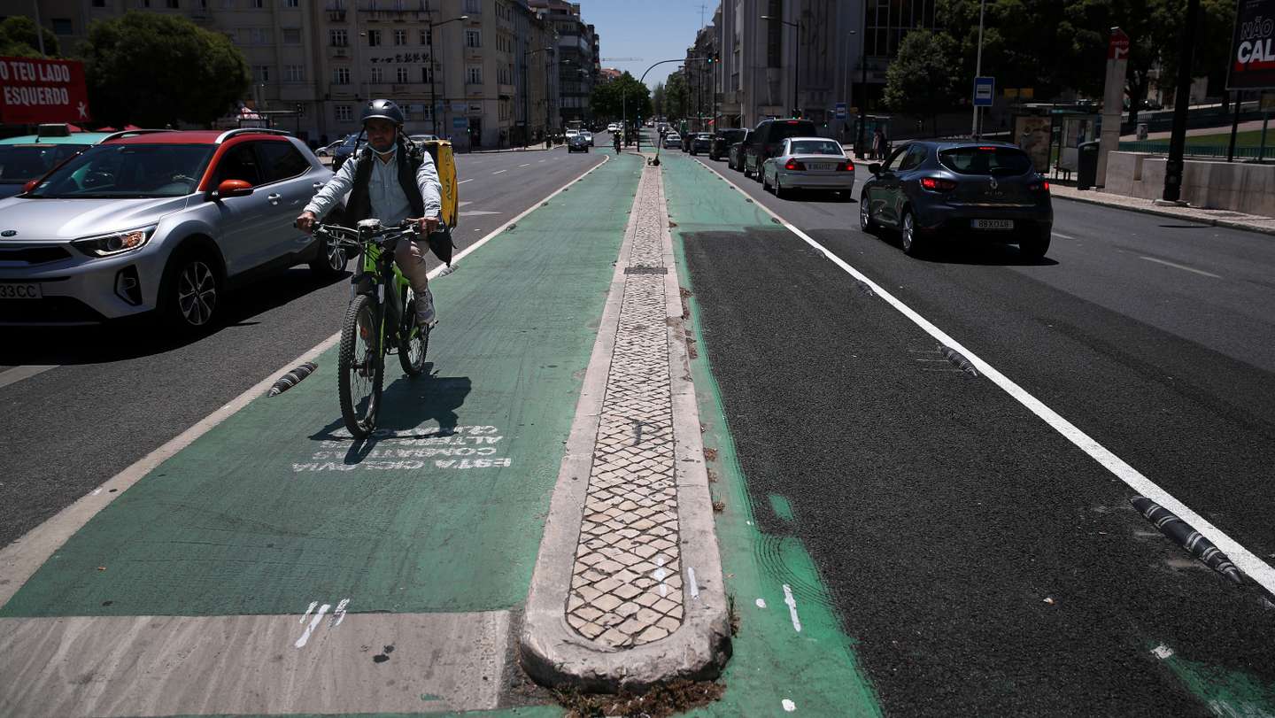 Ciclovia da Avenida Almirante Reis, onde foi colocado pavimento em substituição do que lá estava, como havia sido anunciado pelo presidente da Câmara Municipal de Lisboa, Carlos Moedas. Lisboa, 27 de Maio de 2022. FILIPE AMORIM/OBSERVADOR