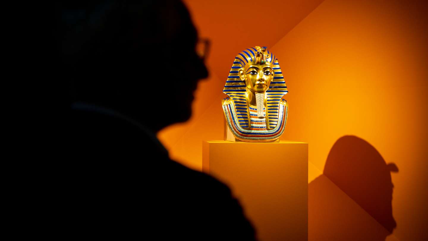A exposição Superstar Pharaohs, no Museu Calouste Gulbenkian, expõe a figura do faraó e o papel que este desempenhava no Antigo Egipto, acompanhando a evolução do seu simbolismo pela história do mundo. A exposição estará aberta ao público de dia 25 de novembro de 2022, a 06 de março de 2023 no Museu Calouste Gulbenkian, em Lisboa. 22 de Novembro de 2022 Museu Calouste Gulbenkian, Lisboa TOMÁS SILVA/OBSERVADOR