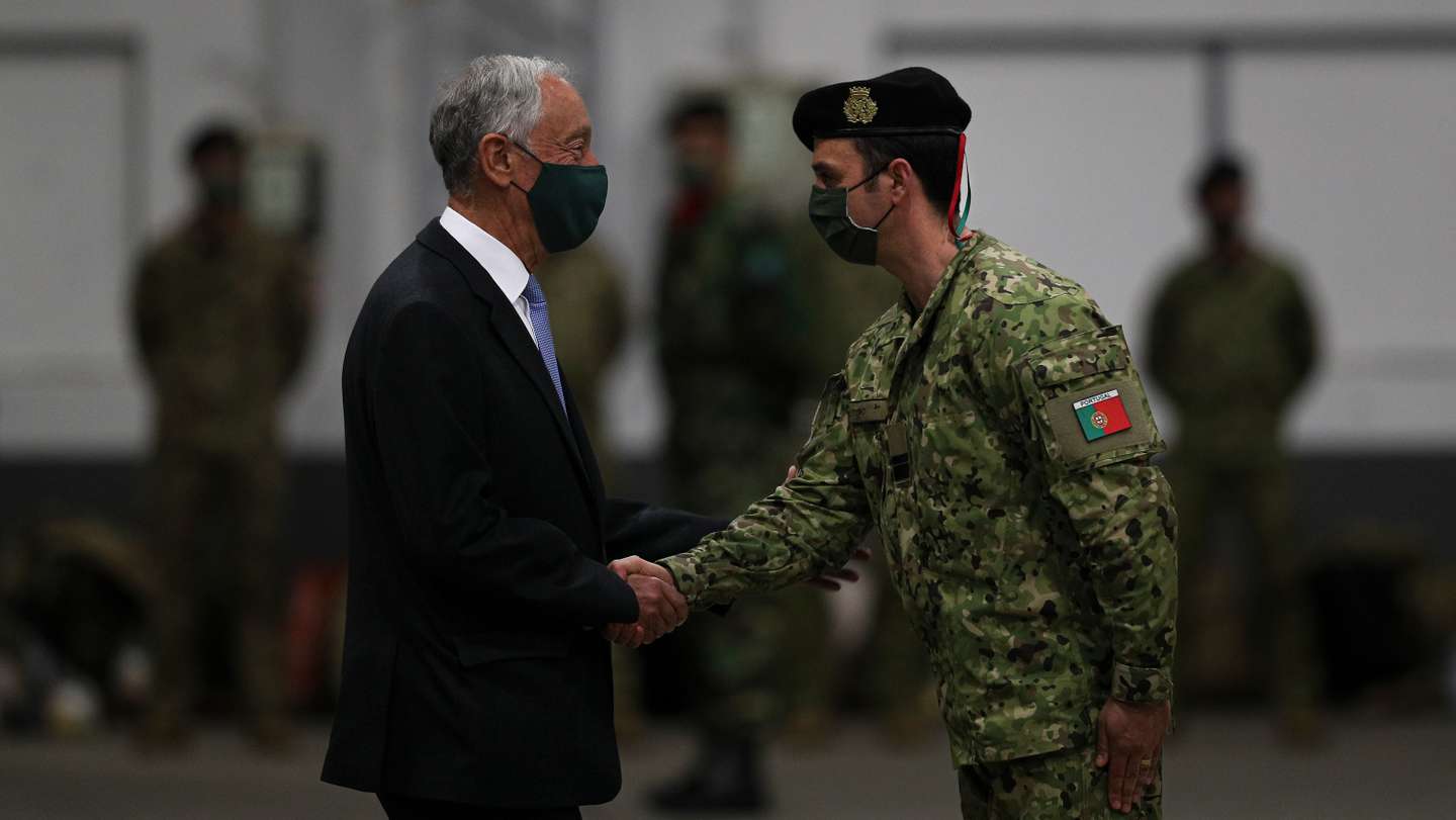 O Presidente da República, Marcelo Rebelo de Sousa e a Ministra da Defesa Nacional Helena Carreiras, na partida no Aeroporto de Figo Maduro, dos militares da primeira força nacional destacada para a Roménia devido ao conflito na Ucrânia. Esta força integra 221 militares, sendo 201 da companhia de atiradores (reforçada com um módulo de defesa antiaérea, um módulo de conjunto de informações e um módulo de apoio) e 20 da equipa de operações especiais. Lisboa, 15 de Abril de 2022. FILIPE AMORIM/OBSERVADOR