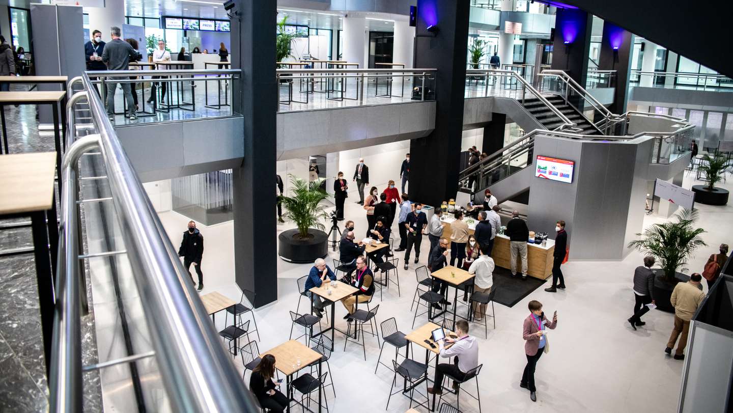 Conferência sobre o Futuro da Europa (COFOE) em Maastricht: O painel de cidadãos da Conferência Sobre o Futuro da Europa que se realizou entre os dias 11 e 13 de Fevereiro, juntou centenas de cidadãos europeus de idades entre os 16 e os 70 anos num centro de conferências em Maastricht. Com o objetivo de, interculturalmente, apresentarem propostas novas ao parlamento Europeu. As ideias foram discutidas e votadas no último dia. 11, 12 e 13 de Fevereiro de 2022 Países Baixos, Maastricht TOMÁS SILVA/OBSERVADOR