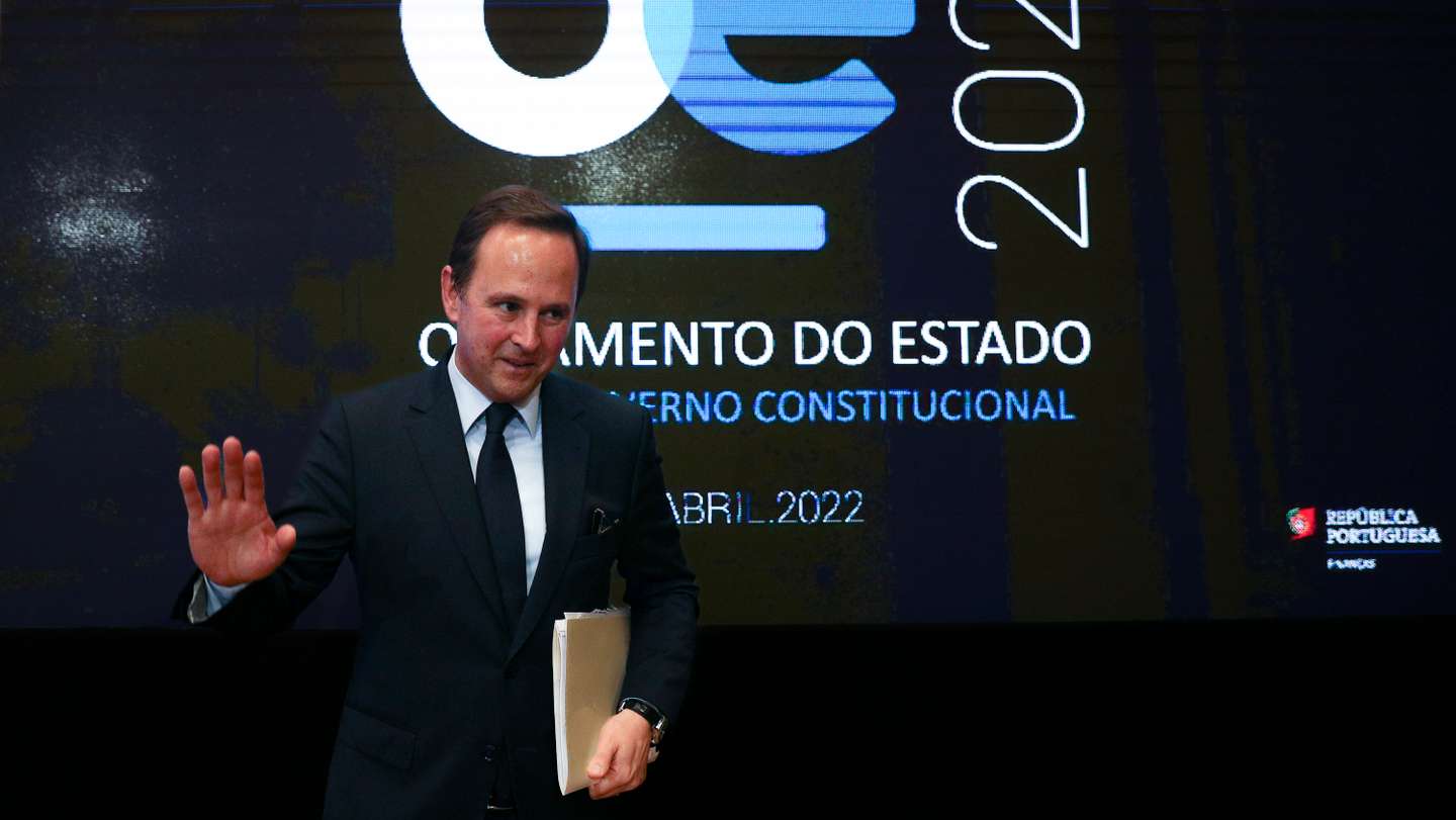 Conferência de imprensa do Ministro das Finanças, Fernando Medina, após a entrega do Orçamento do Estado para 2022 ao Presidente da Assembleia da República, Augusto Santos Silva, no Ministério das Finanças com Sofia Batalha (Secretário de Estado do Orçamento), António Mendonça Mendes (Secretário de Estado dos Assuntos Fiscais) e João Nuno Mendes (Secretário de Estado do Tesouro). Lisboa, 13 de Abril de 2022. FILIPE AMORIM/OBSERVADOR